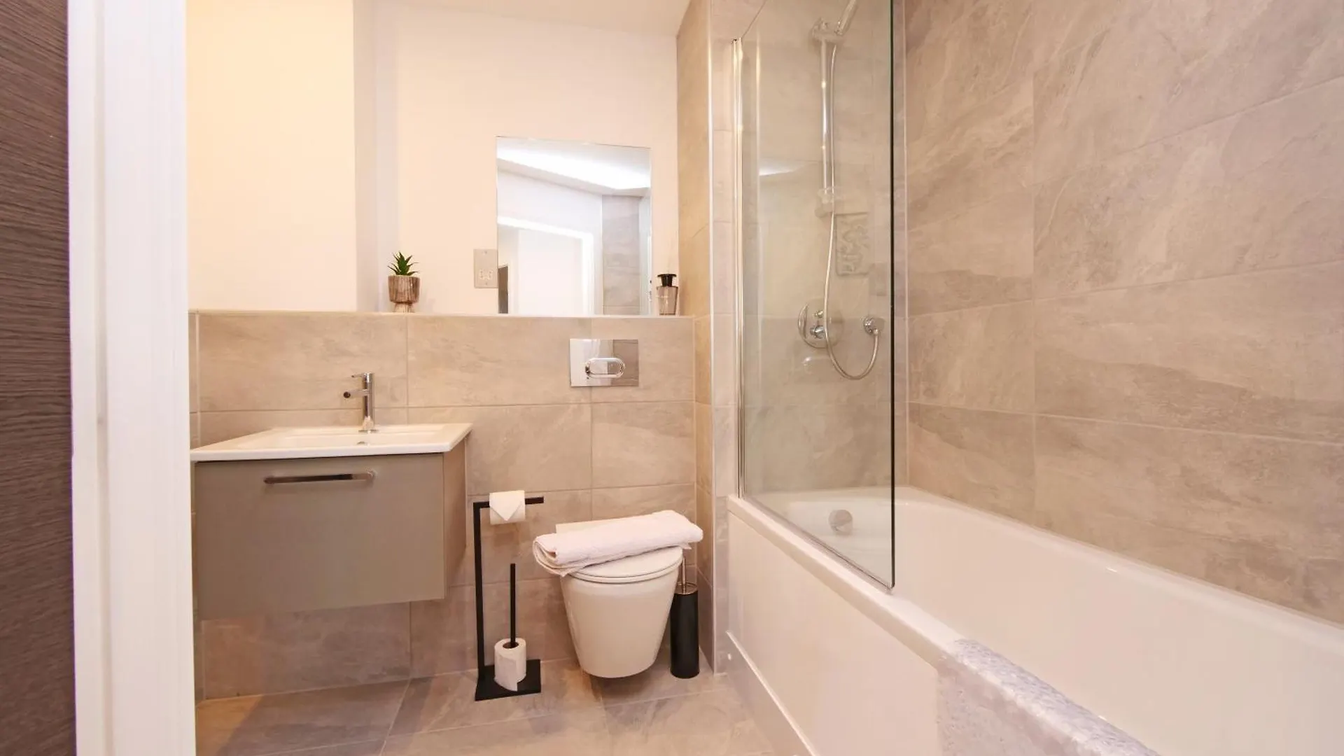 Apartment Charms At Citygate With Free Use Of Onsite Gym York